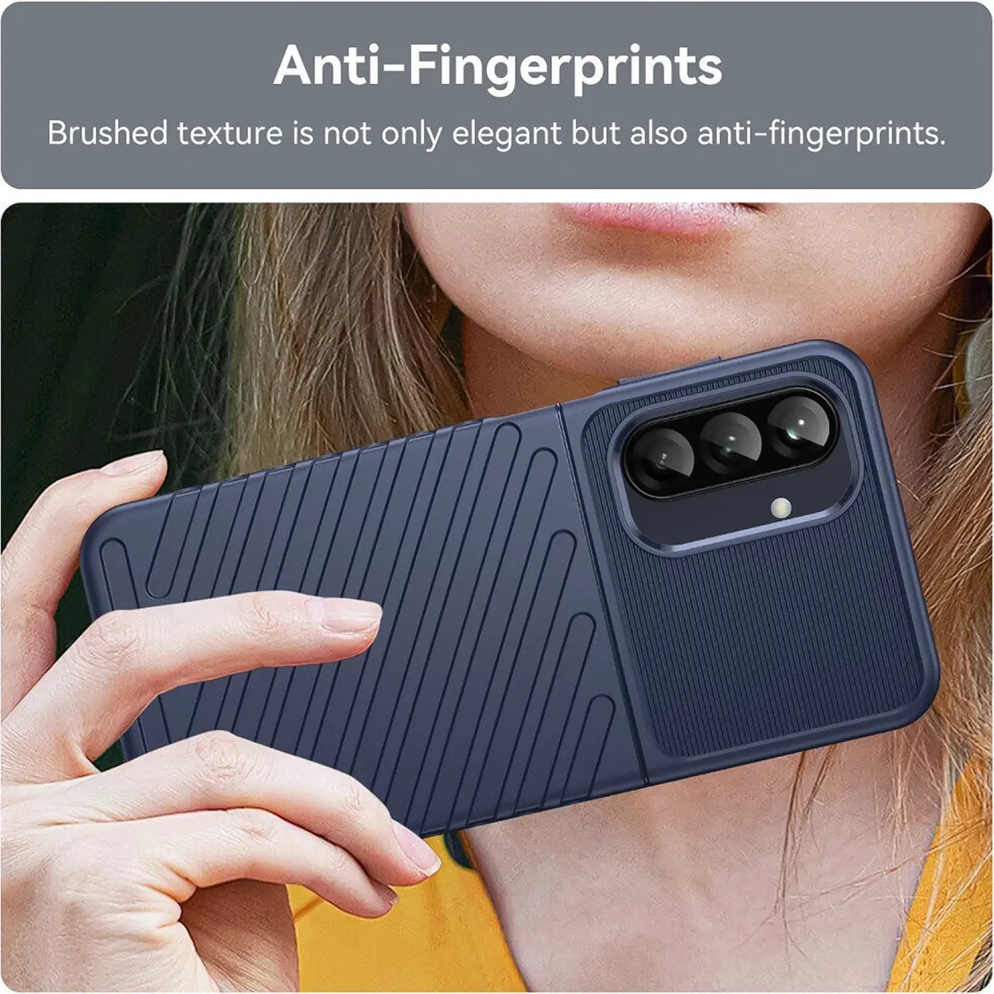 Dunkelblaue Handyhülle aus Gummi mit Rillenmuster, von hinten, zeigt Kamera des Samsung Galaxy A26 5G.