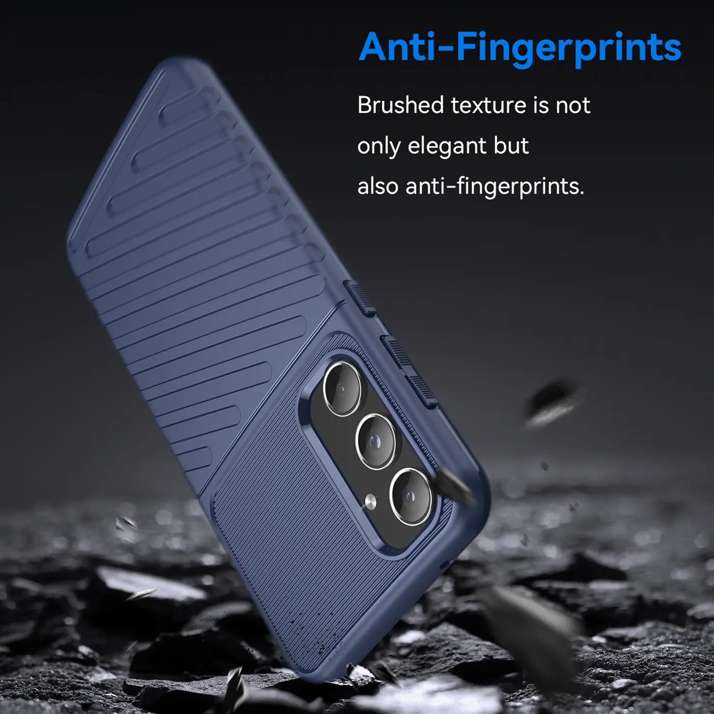 Blaue Handyhülle aus Gummi, von schräg unten, mit drei Kameralinsen eines Samsung Galaxy A26 5G.
