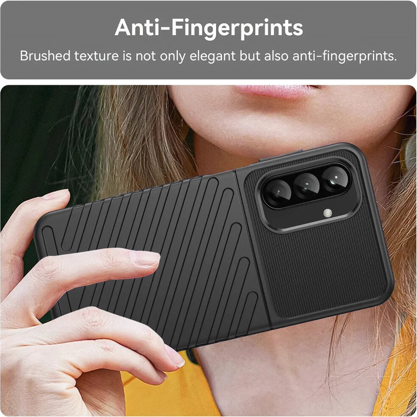 Schwarze Handyhülle aus Kunststoff mit gerillter Textur, Rückansicht, hält ein Samsung Galaxy A26 5G.