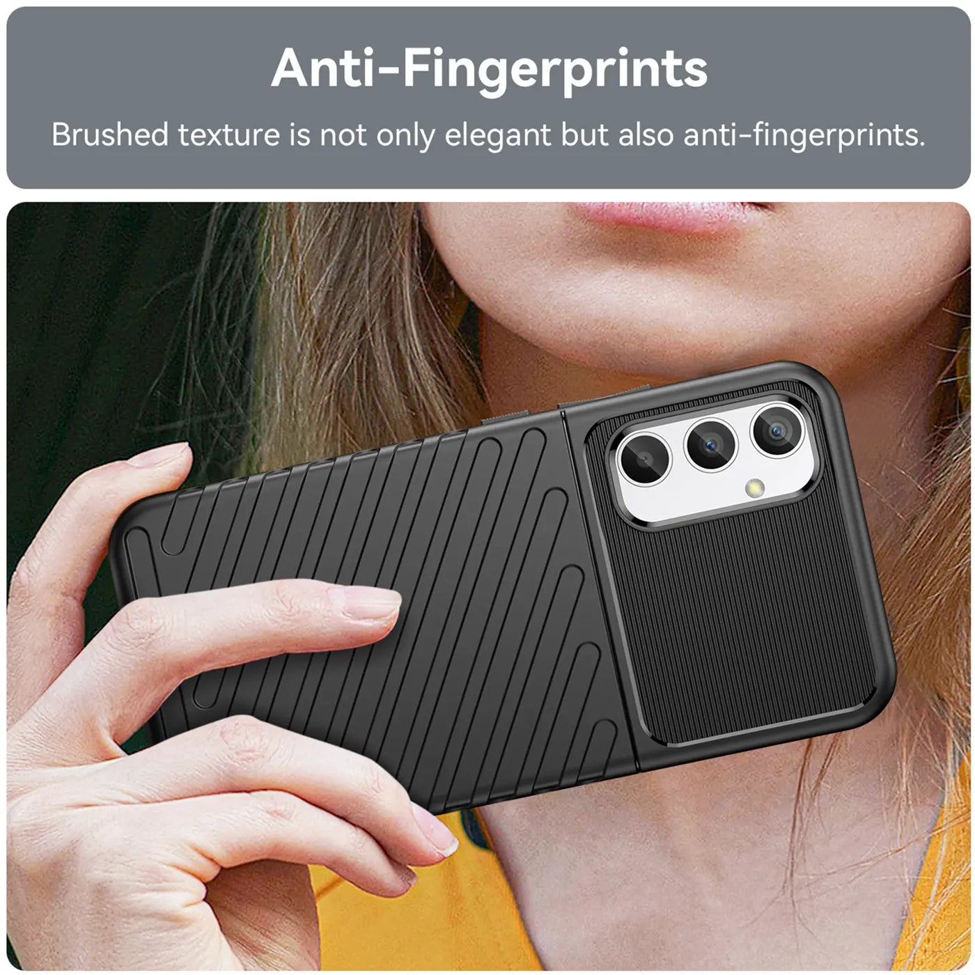 Schwarze Handyhülle aus Kunststoff mit Rillenstruktur, von hinten gezeigt, am Samsung Galaxy A34 5G.