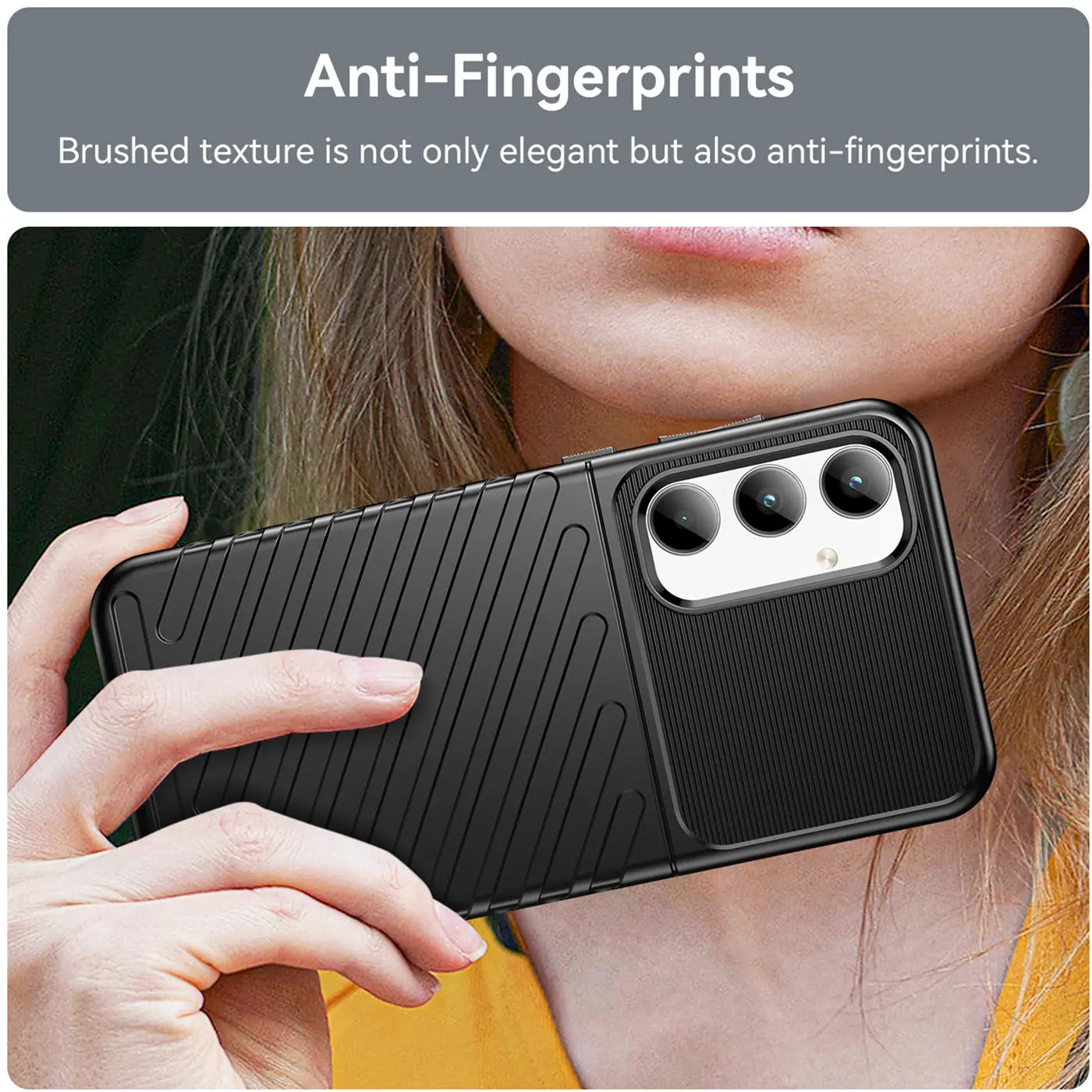 Schwarze Handyhülle aus Kunststoff mit Rillenmuster, von hinten gezeigt, hält Samsung Galaxy A35 5G.