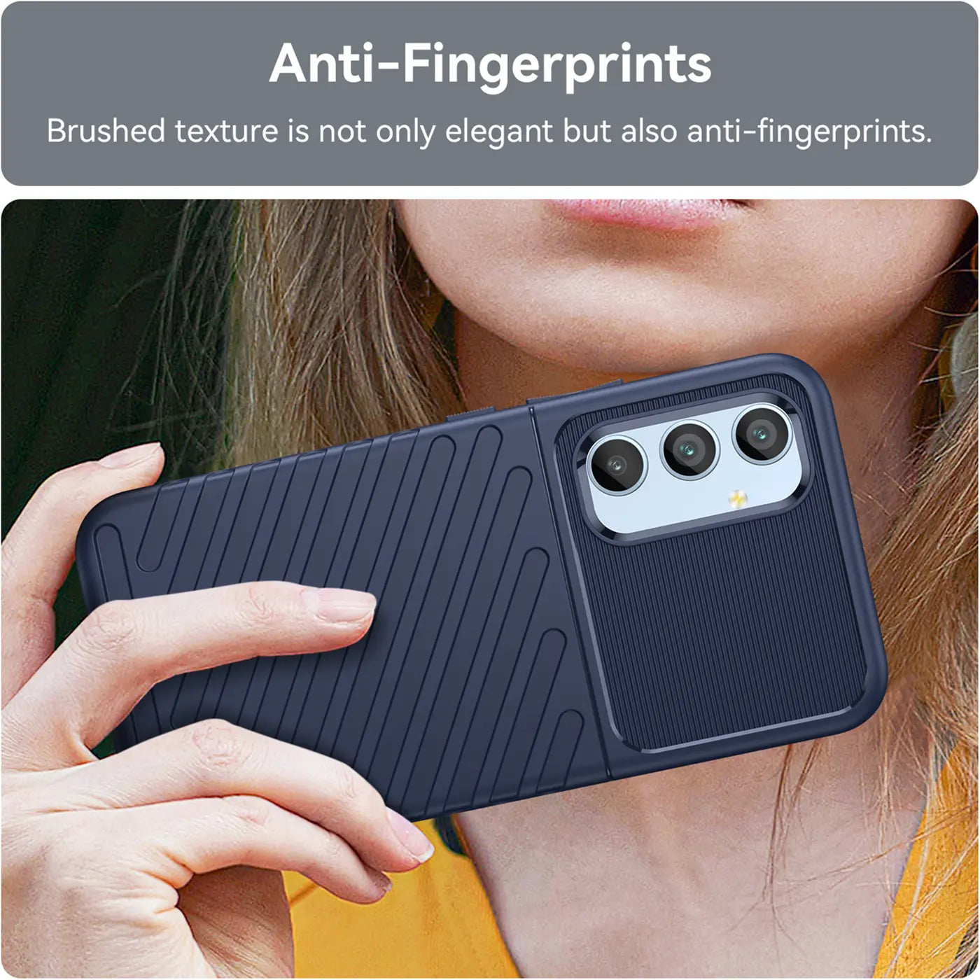 Dunkelblaue Handyhülle aus Kunststoff mit gerillter Textur, von hinten gezeigt, hält ein Samsung Galaxy A54 5G.