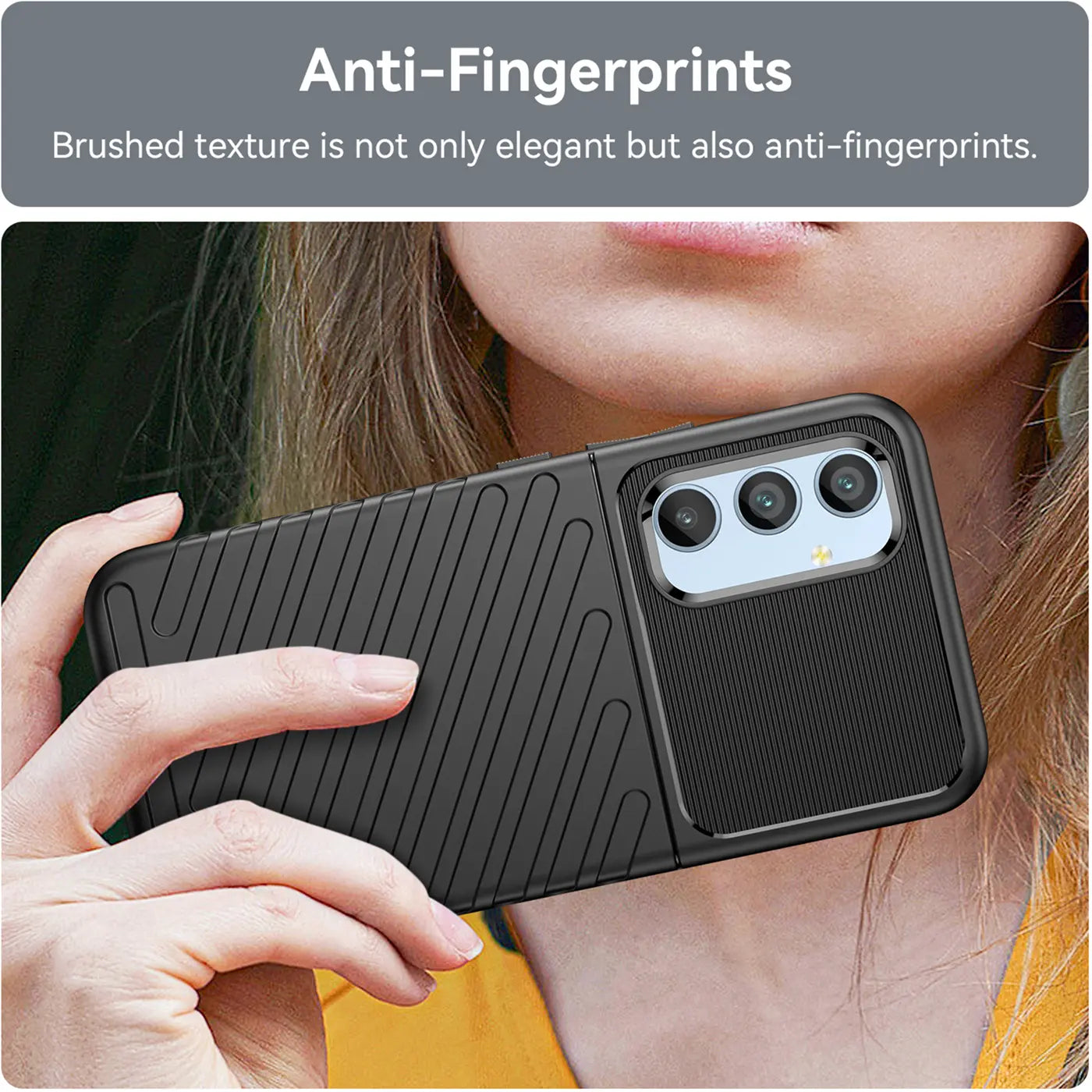 Schwarze Handyhülle aus Kunststoff mit Rillenmuster, von hinten gezeigt, hält Samsung Galaxy A54 5G.