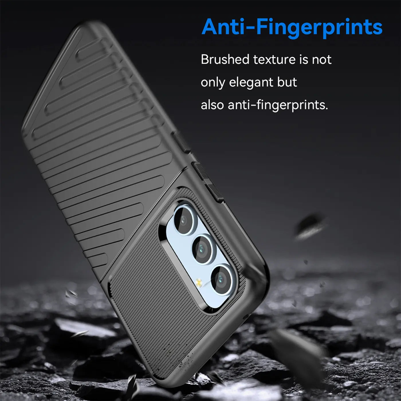 Schwarze Handyhülle aus Kunststoff, schräg von hinten, zeigt Samsung Galaxy A54 5G.