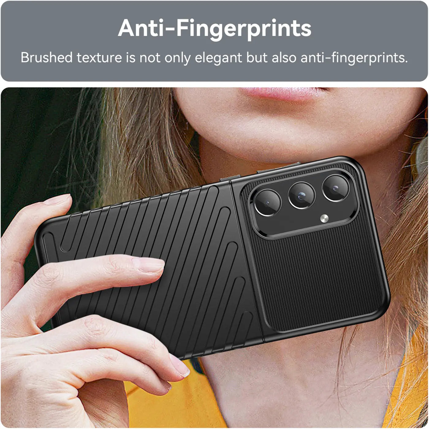 Schwarze Handyhülle aus Gummi mit gerillter Textur, von hinten, hält ein Samsung Galaxy A55 5G.