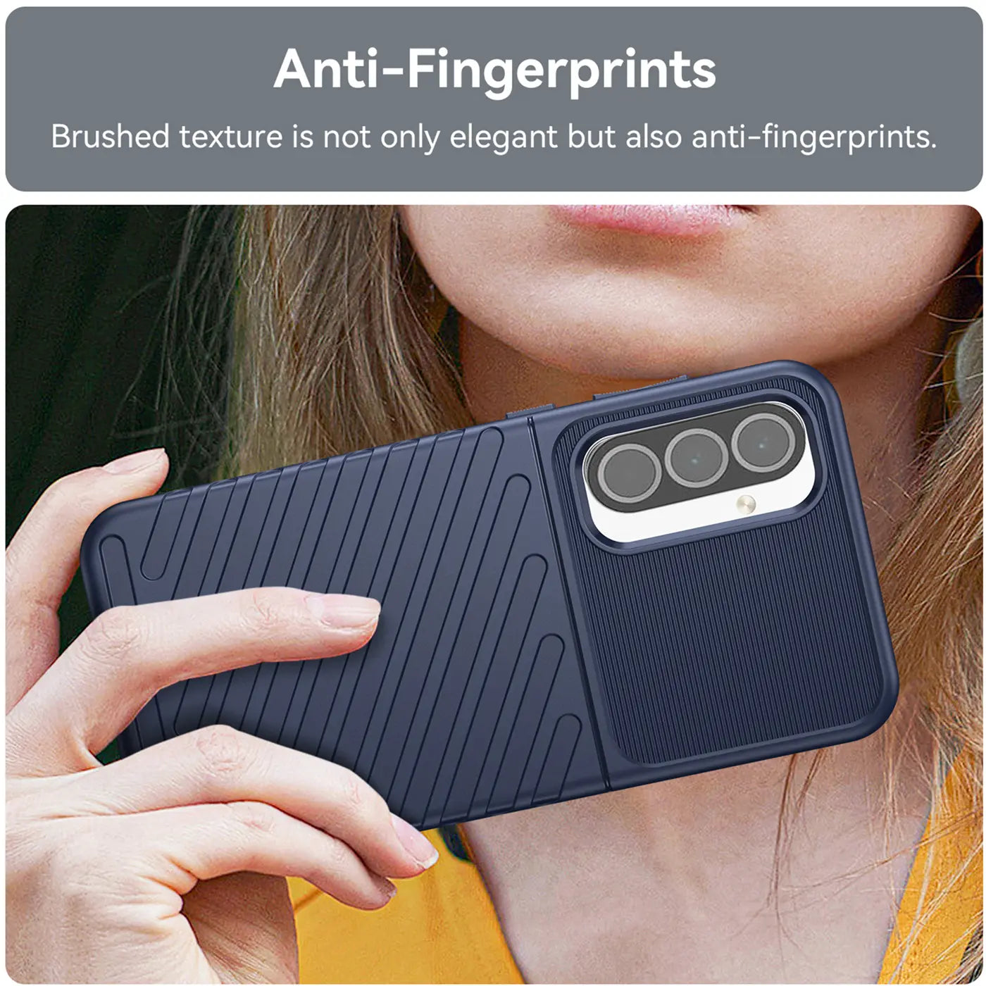 Dunkelblaue Handyhülle aus Gummi mit gerillter Textur, von hinten gezeigt, Samsung Galaxy A57 5G.
