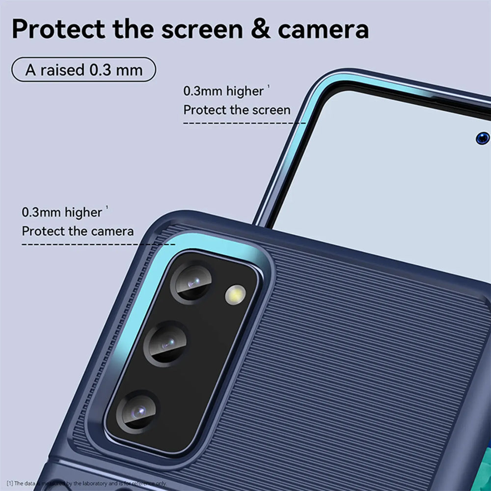 Dunkelblaue Handyhülle aus Kunststoff, Nahaufnahme der Rückseite mit Kamera, Samsung S20 FE erkennbar.
