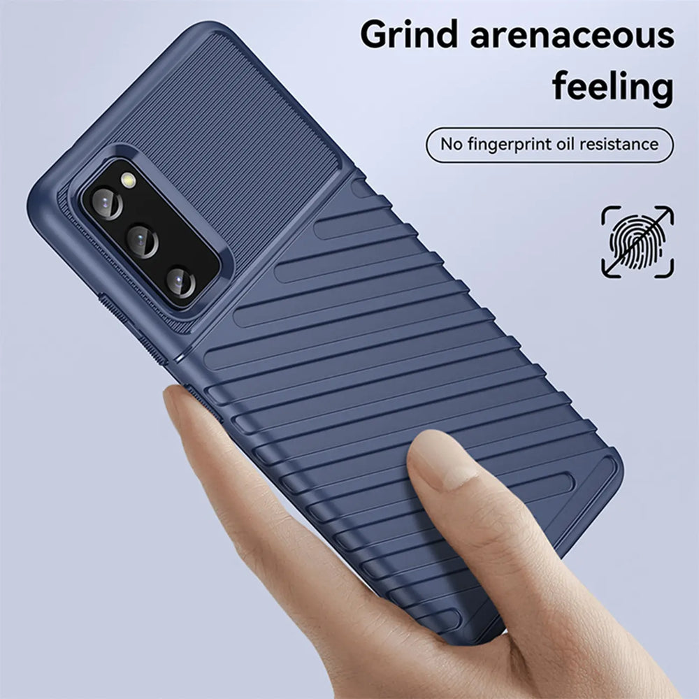 Dunkelblaue Hülle aus Gummi für Samsung Galaxy S20 FE, von schräg oben gezeigt.