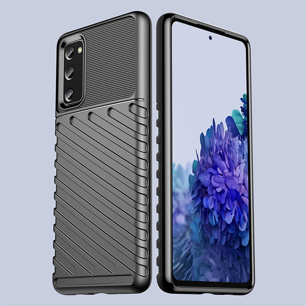 Dunkelgraue Hülle aus Kunststoff, von schräg vorne, mit Samsung Galaxy S20 FE