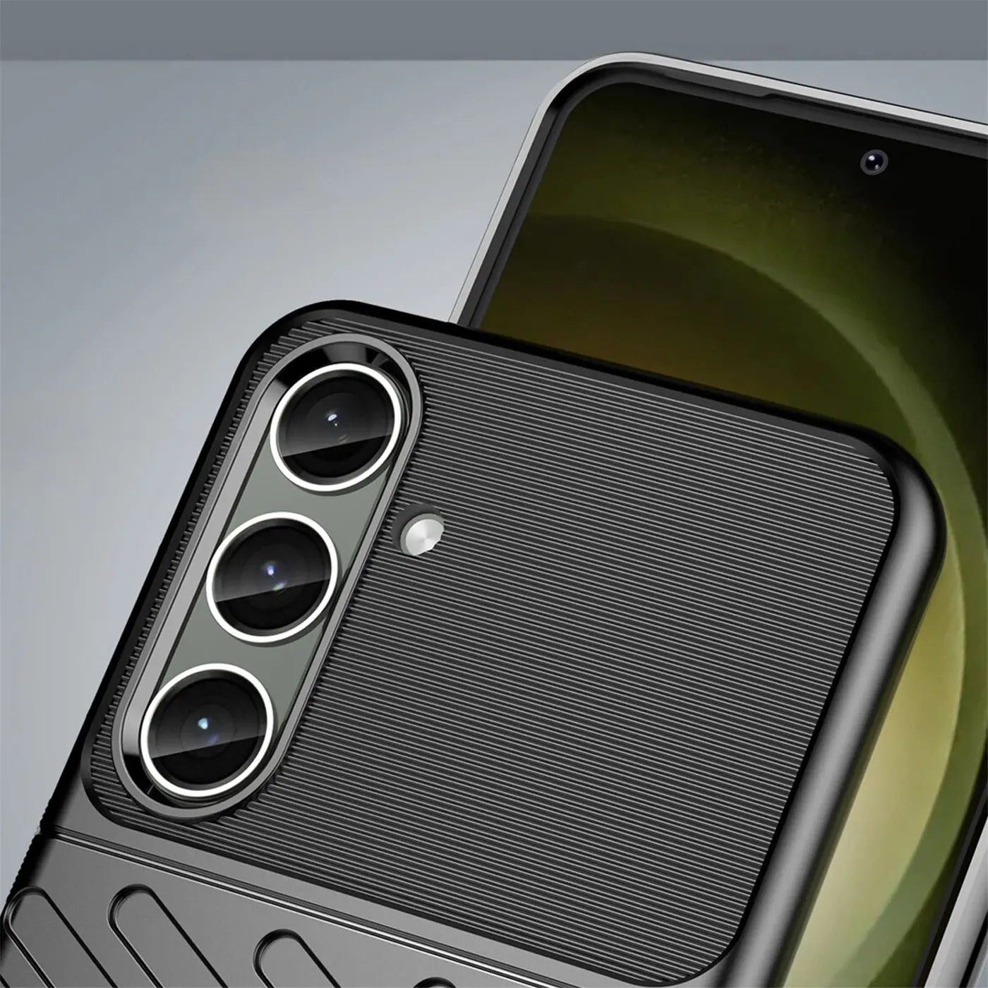 Schwarze Hülle aus Kunststoff mit gerillter Textur, Nahaufnahme, Samsung Galaxy S24 Plus.