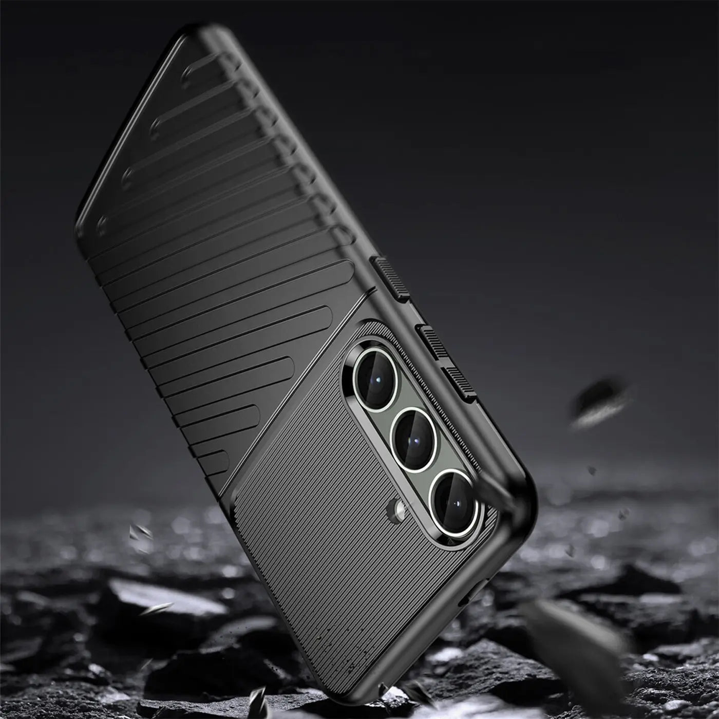 Schwarze Handyhülle aus Gummi, schräg von hinten, zeigt drei Kameralinsen des Samsung Galaxy S24 Plus.