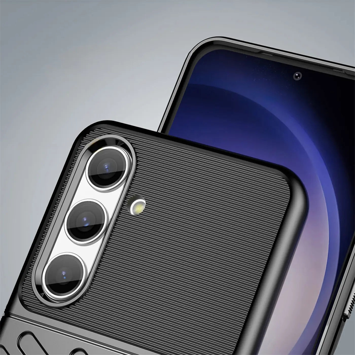 Schwarze Handyhülle aus Kunststoff mit gerippter Textur, Nahaufnahme der Rückseite eines Samsung Galaxy S24.