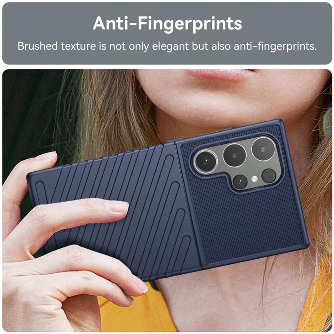 Dunkelblaue Handyhülle aus Kunststoff mit Rillenmuster, von hinten gezeigt, hält Samsung Galaxy S24 Ultra.