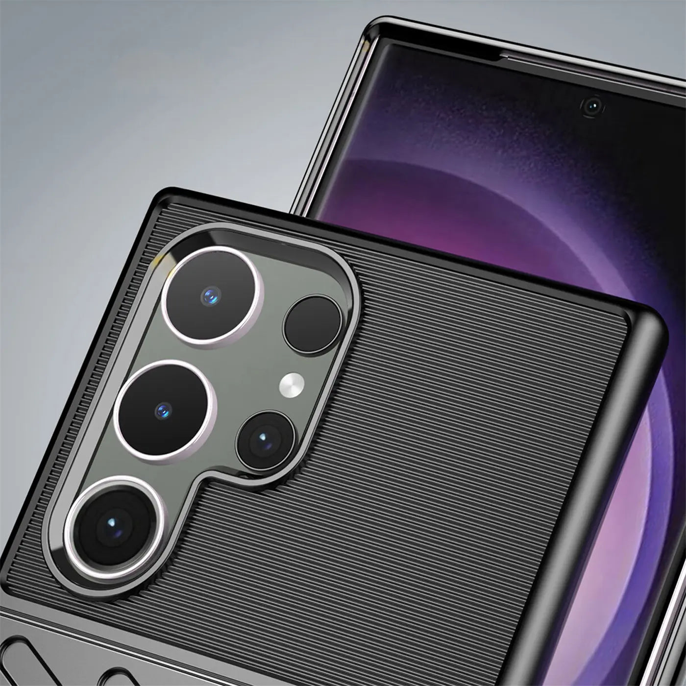 Schwarze Hülle aus Kunststoff mit gerillter Textur, Nahaufnahme der Kamera, Samsung Galaxy S24 Ultra.