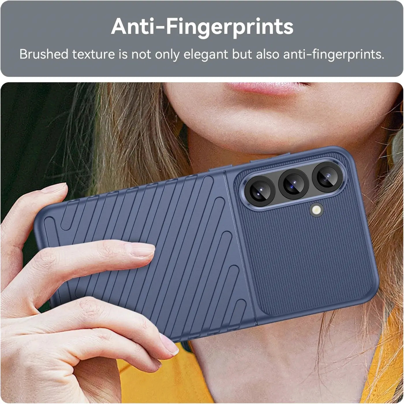 Blaue Handyhülle aus Gummi mit gerillter Textur, von hinten auf ein Samsung Galaxy S25 aufgesetzt.
