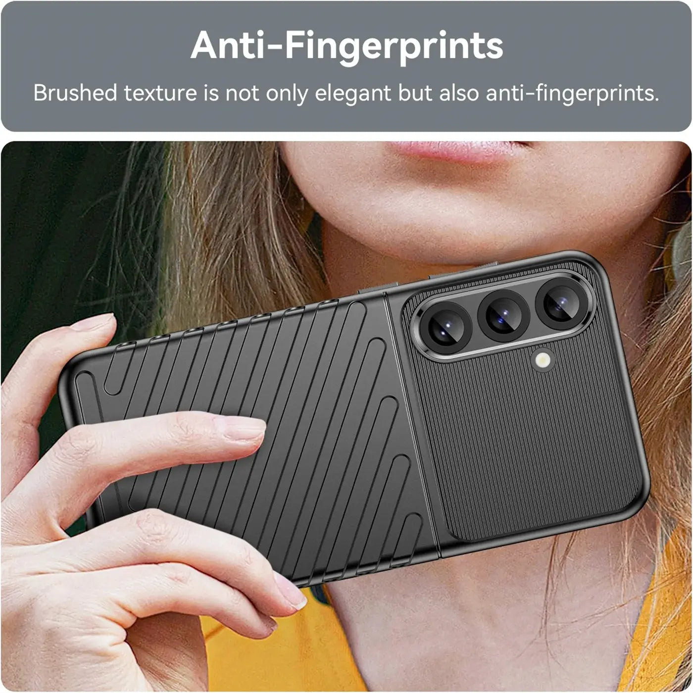 Schwarze Hülle mit gerillter Textur, von hinten gezeigt, hält ein Samsung Galaxy S25 Plus.