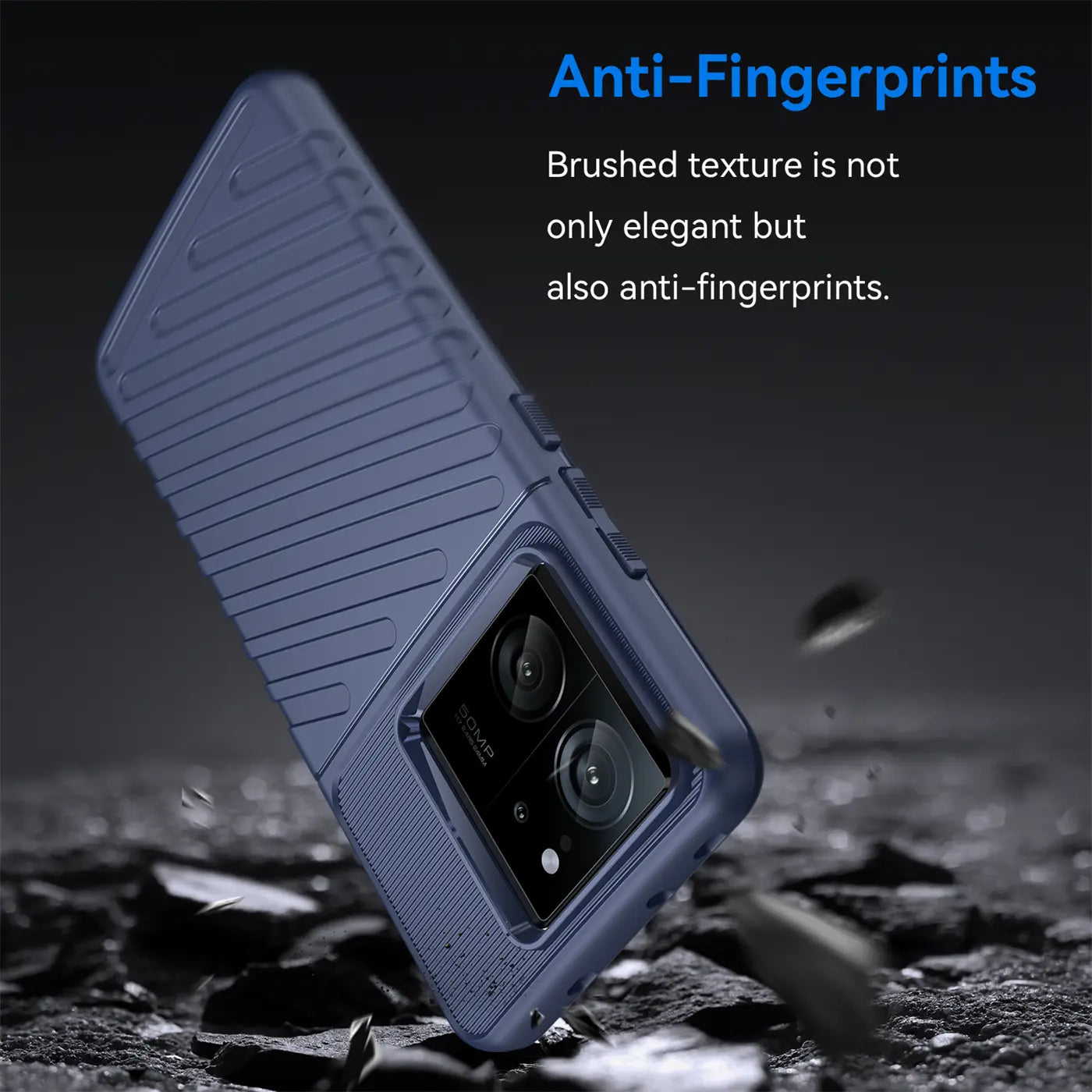 Dunkelblaue Hülle aus Kunststoff, von schräg oben, zeigt Rückseite eines Xiaomi 13T Pro.