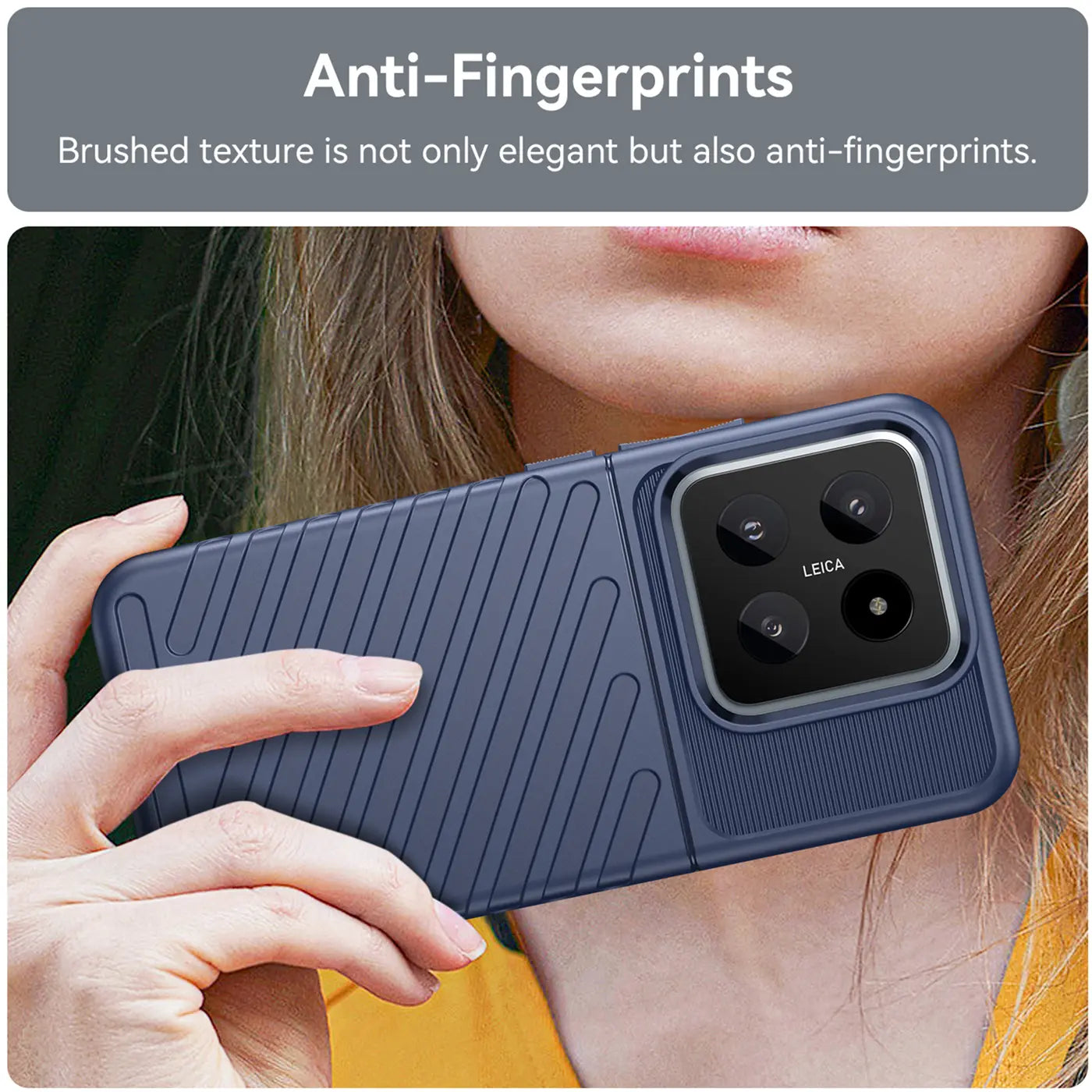 Dunkelblaue Handyhülle aus Kunststoff mit Rillenmuster, von hinten, mit Xiaomi 14.