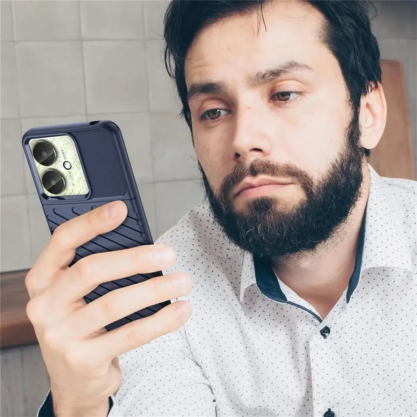 Dunkelblaue Handyhülle aus Gummi mit Rillenmuster, von vorne, zeigt Xiaomi Poco C65.