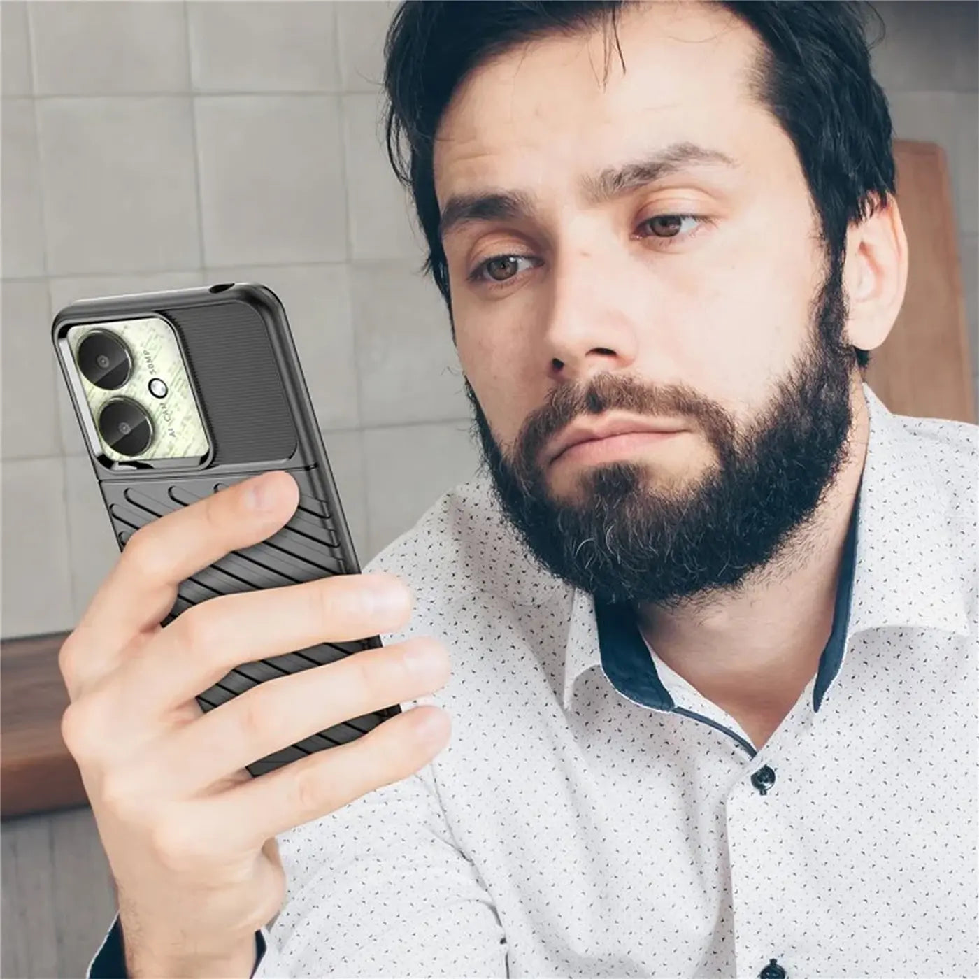 Schwarze Handyhülle aus Gummi/Kunststoff, von vorne, mit Xiaomi Poco C65