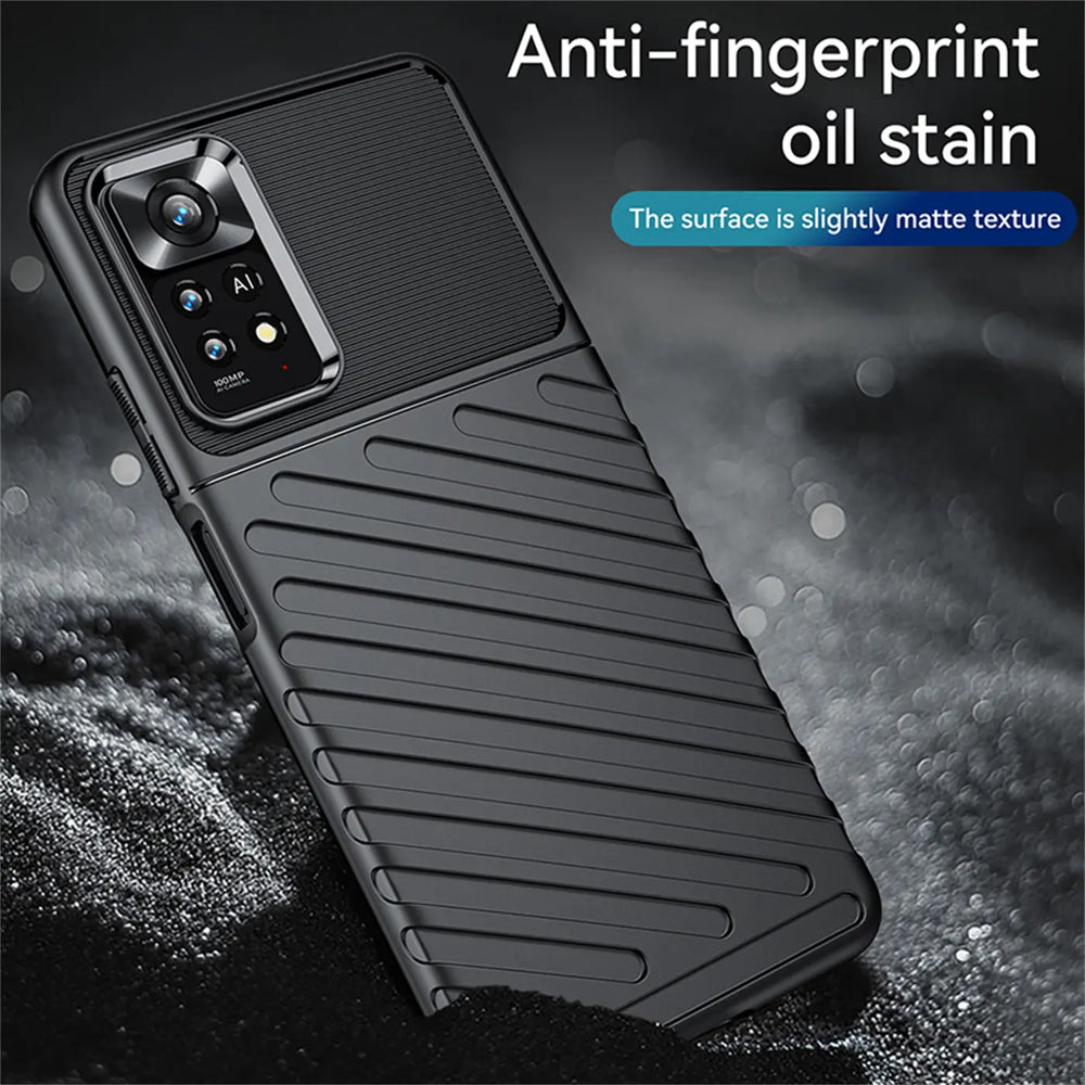 Schwarze, geriffelte Handyhülle aus Kunststoff, Rückansicht, Xiaomi Redmi Note 11 Pro.