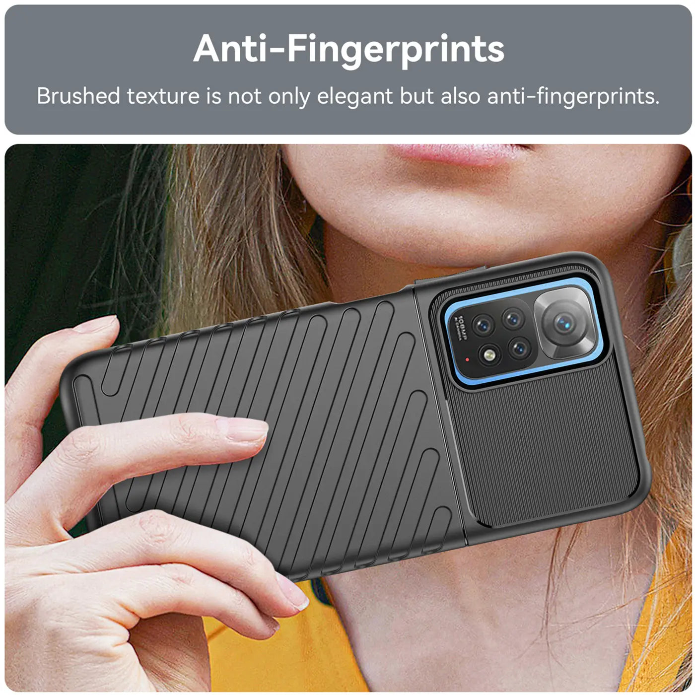 Dunkelgraue Handyhülle aus Kunststoff mit Rillenmuster, von schräg vorne gezeigt, auf einem Xiaomi Redmi Note 11 / 11s.