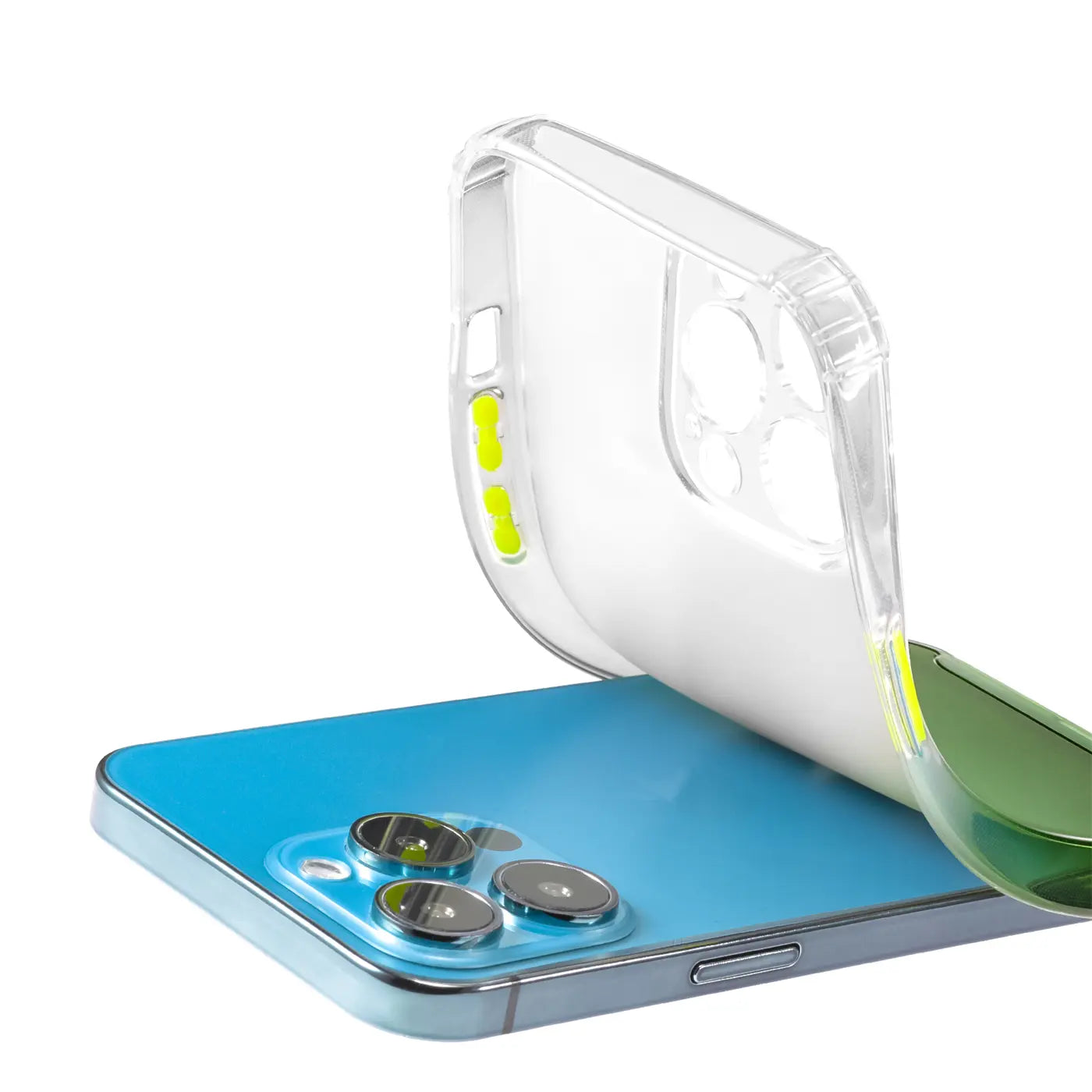 Transparente Hülle mit Neongelb, wird auf blaues iPhone 13 Pro gelegt.