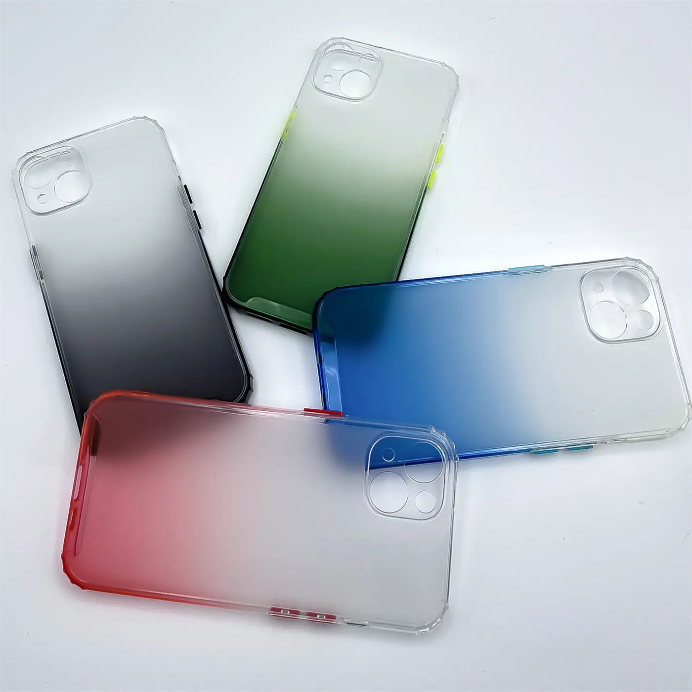 Vier Handyhüllen aus Kunststoff mit Farbverlauf (Grau, Grün, Blau, Rot) auf weißem Hintergrund, von oben betrachtet.