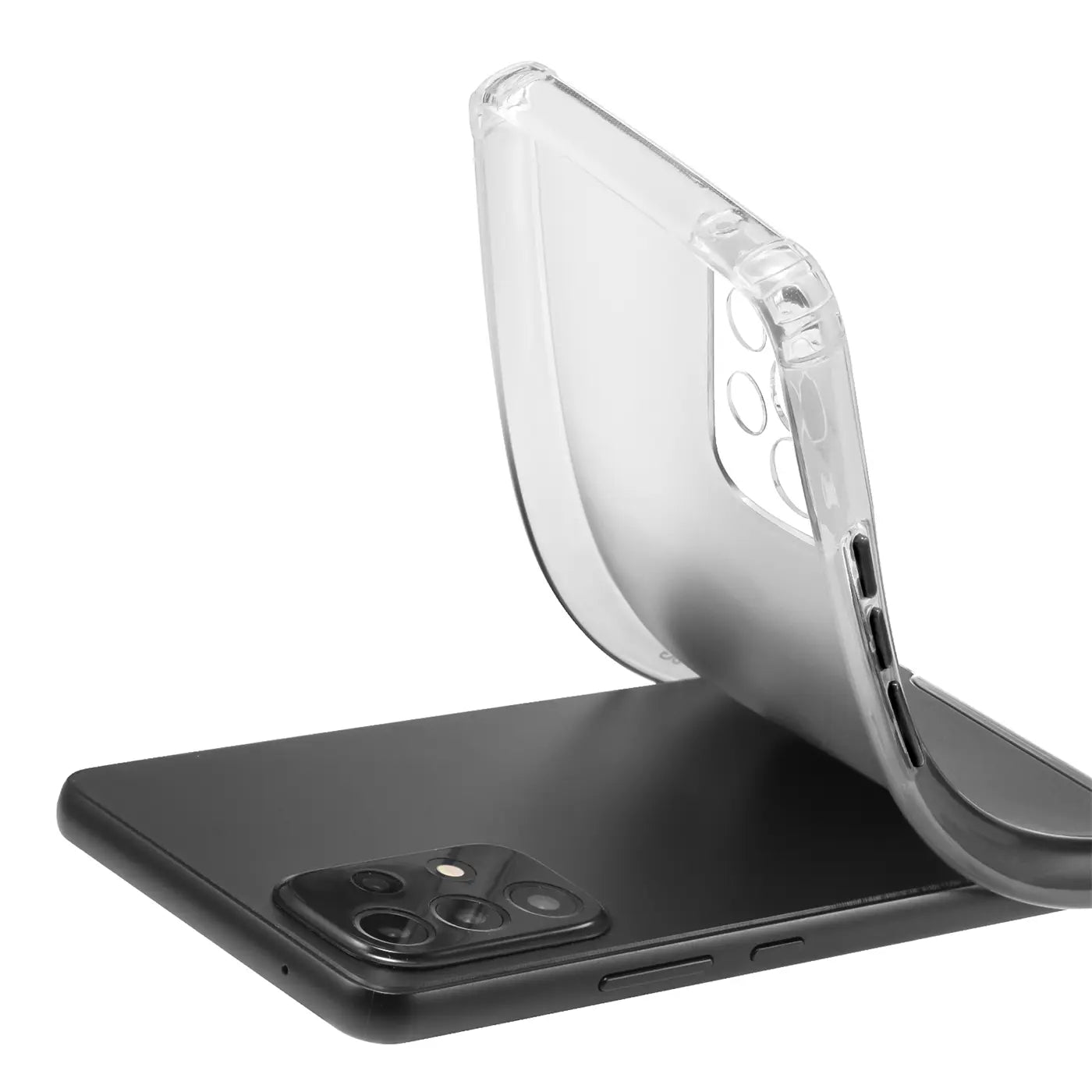 Transparente Hülle aus Silikon, von schräg oben auf einem schwarzen Samsung Galaxy A33 5G.