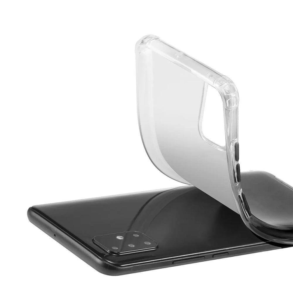 Transparente Hülle aus Silikon wird auf ein schwarzes Samsung Galaxy A51 gelegt.