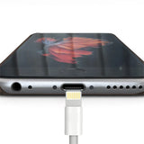 Hartschalen-Handyhülle mit Kunstleder-Außenseite in Schwarz, Braun oder Rot.