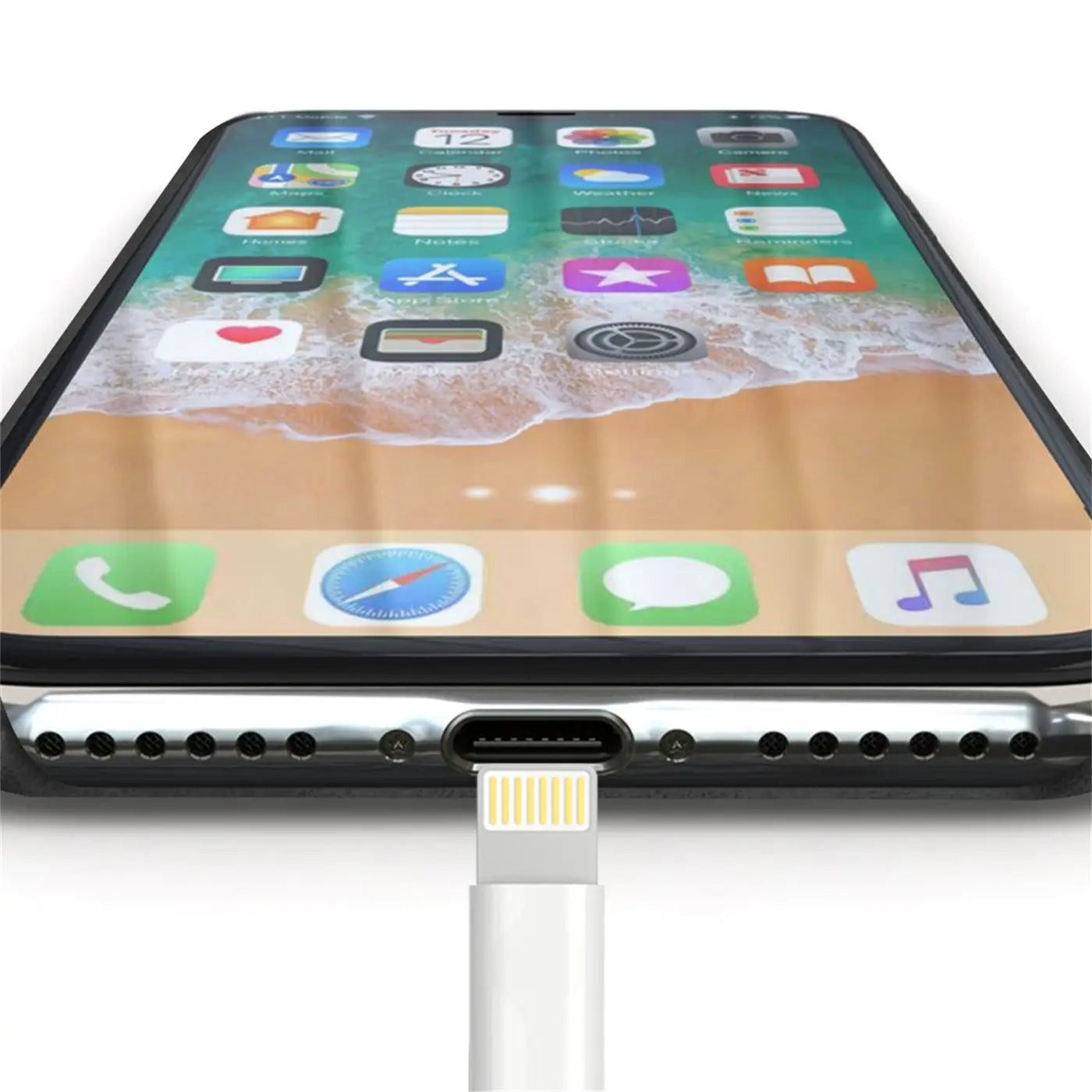 iPhone Xs Max mit schwarzer PU-Hartschale, Ladekabel wird eingesteckt, Nahaufnahme von unten.