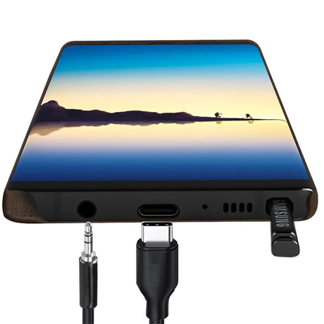 Hartschalen-Handyhülle mit Kunstleder-Außenseite in Schwarz, Braun oder Rot.