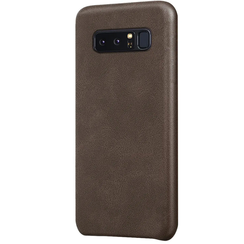 Hartschalen-Handyhülle mit Kunstleder-Außenseite in Schwarz, Braun oder Rot.