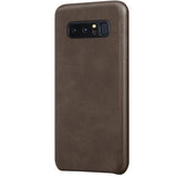 Hartschalen-Handyhülle mit Kunstleder-Außenseite in Schwarz, Braun oder Rot.