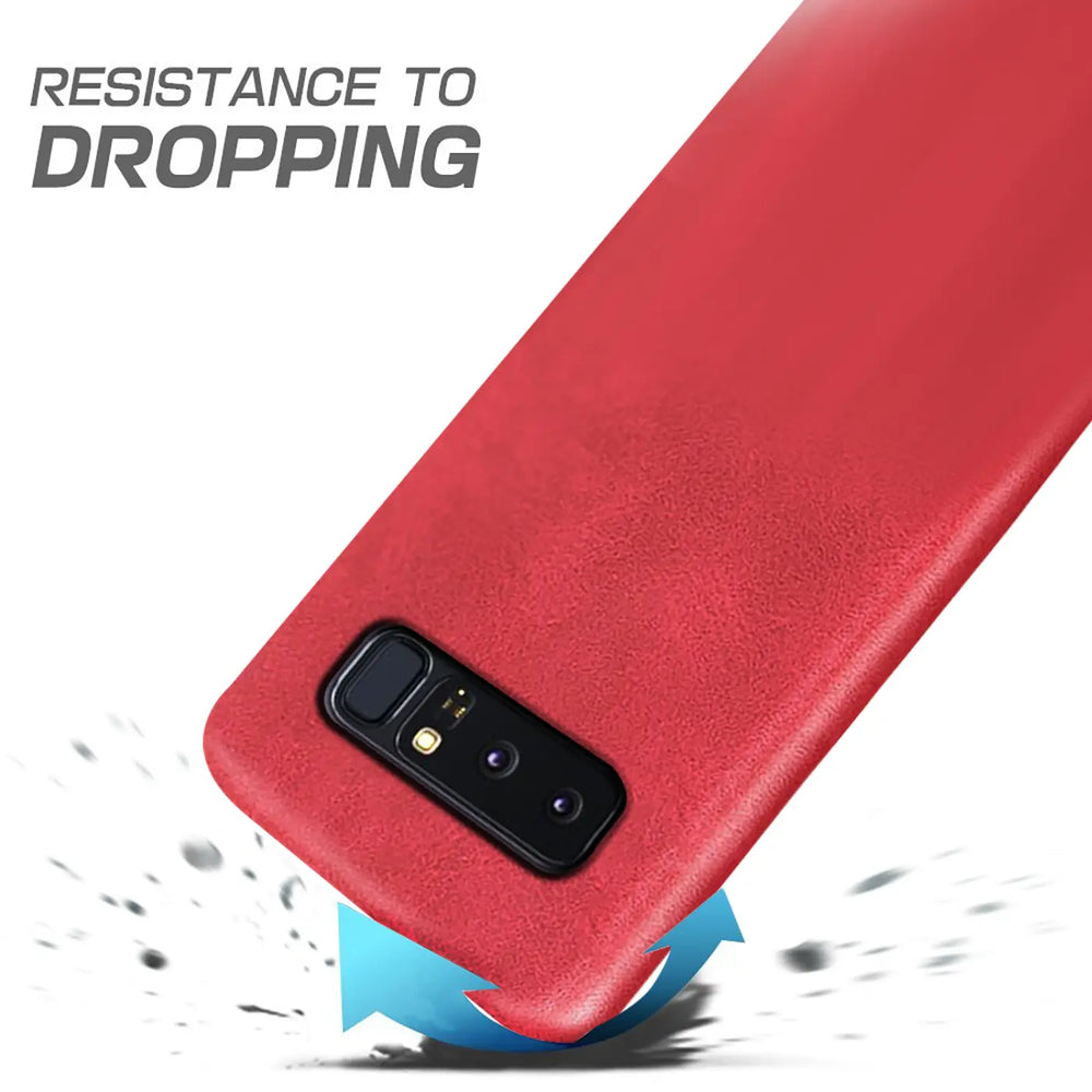 Hartschalen-Handyhülle mit Kunstleder-Außenseite in Schwarz, Braun oder Rot.