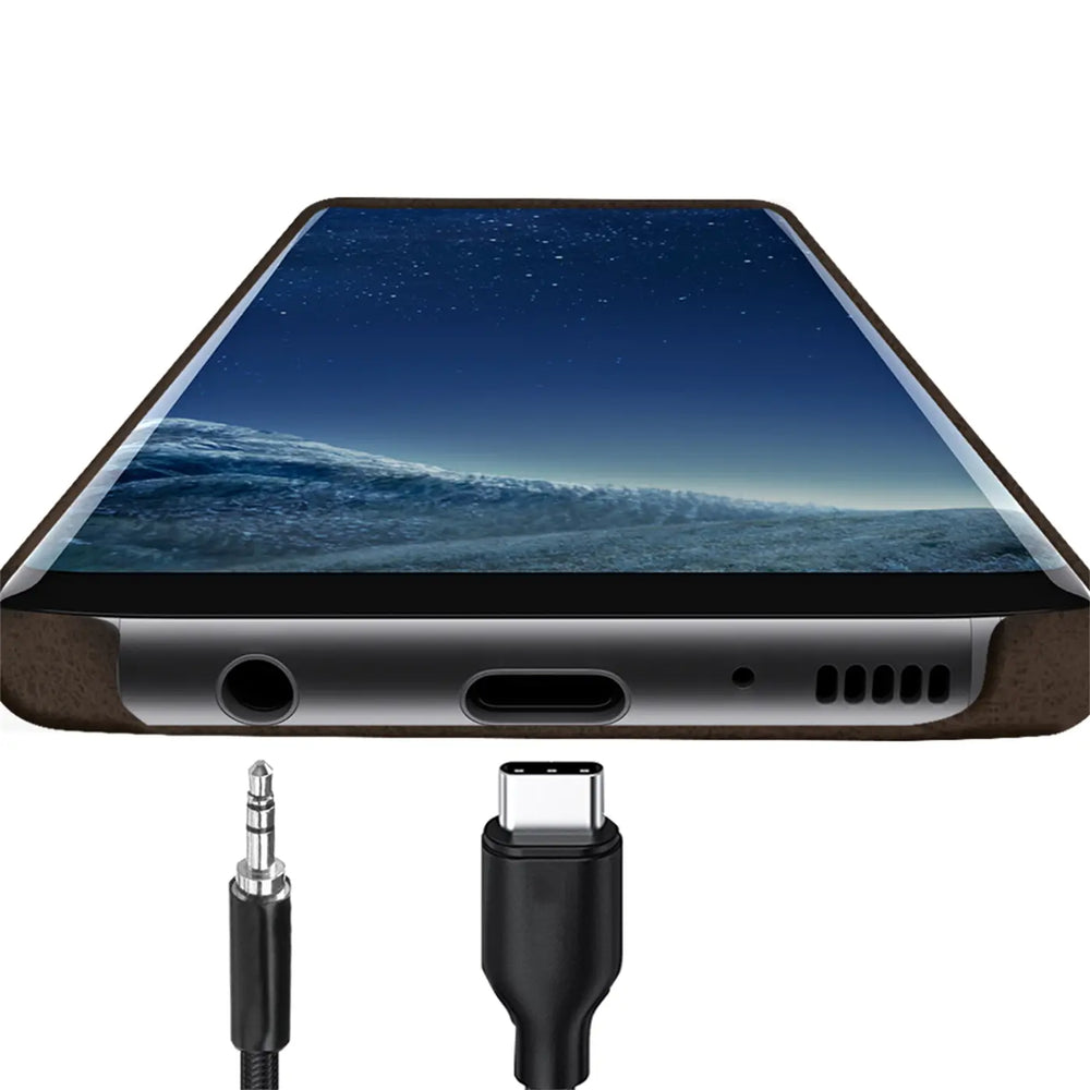 Samsung Galaxy S10 mit brauner PU-Hülle, Unteransicht, mit 3,5mm Klinke und USB-C Kabel.