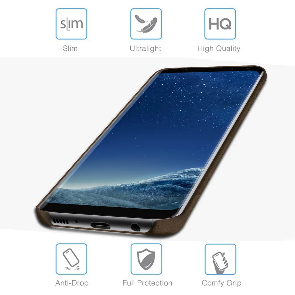 Braune PU-Hartschale, schräg von unten auf ein Samsung Galaxy S10 mit Display.