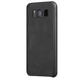 Hartschalen-Handyhülle mit Kunstleder-Außenseite in Schwarz, Braun oder Rot.