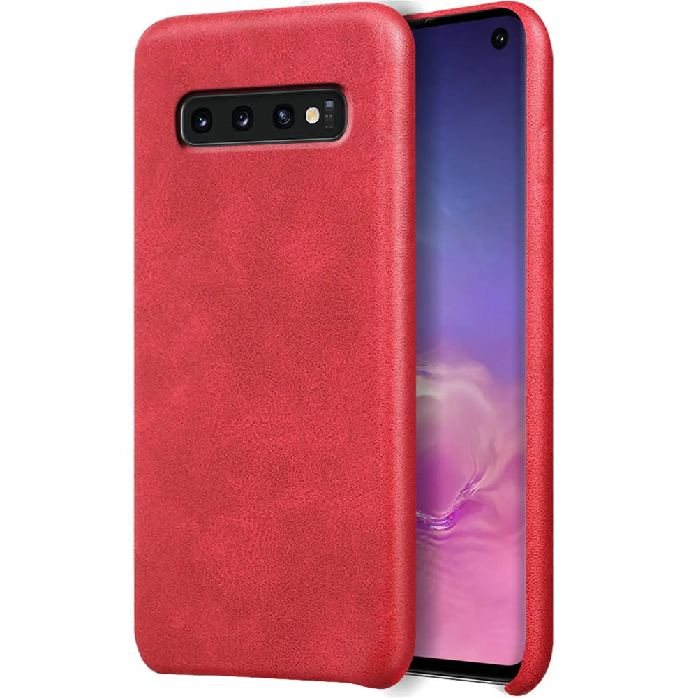 Rote PU-Hartschale für Samsung Galaxy S10, von schräg hinten gezeigt.