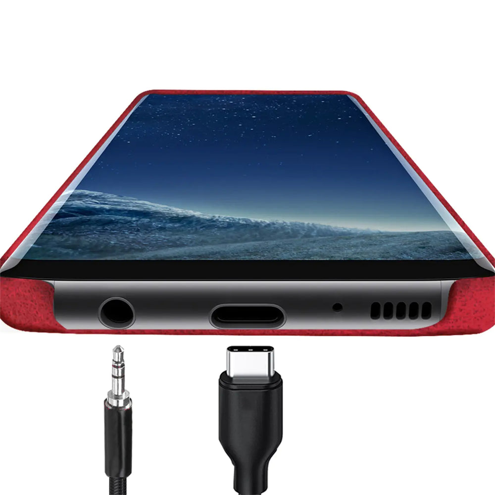 Rote PU-Hartschale mit Samsung Galaxy S10, Unteransicht. 3,5mm Klinke & USB-C Kabel.