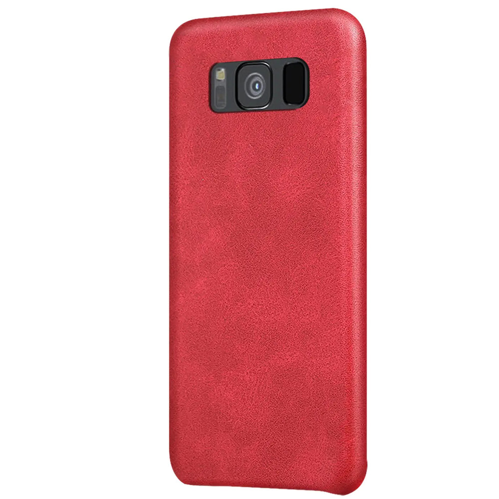 Hartschalen-Handyhülle mit Kunstleder-Außenseite in Schwarz, Braun oder Rot.