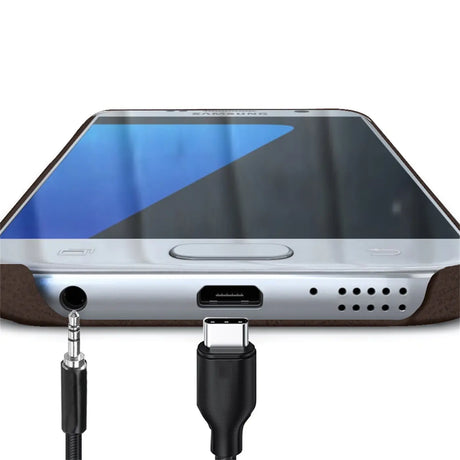 Hartschalen-Handyhülle mit Kunstleder-Außenseite in Schwarz, Braun oder Rot.