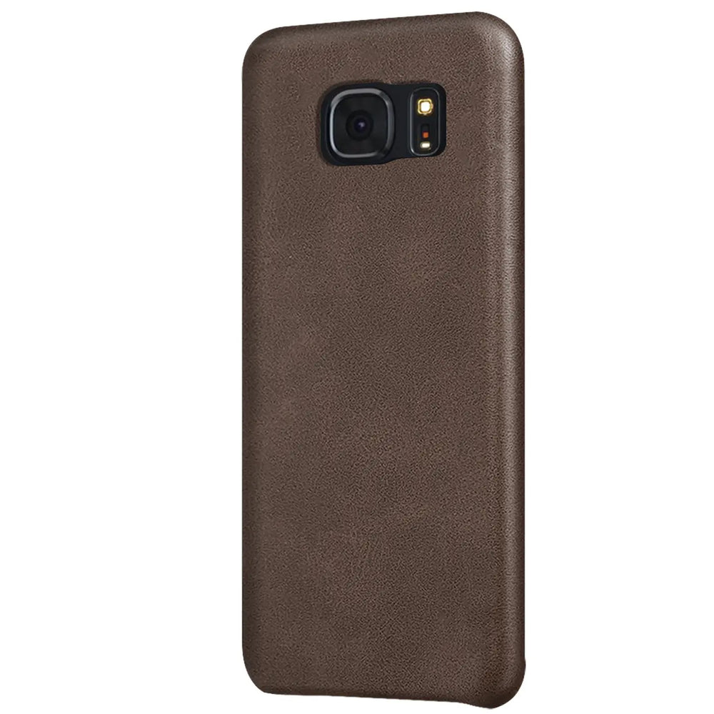 Hartschalen-Handyhülle mit Kunstleder-Außenseite in Schwarz, Braun oder Rot.