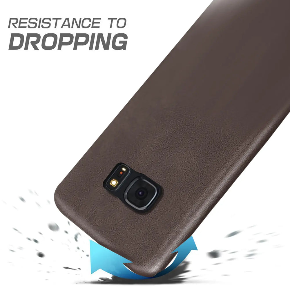 Hartschalen-Handyhülle mit Kunstleder-Außenseite in Schwarz, Braun oder Rot.