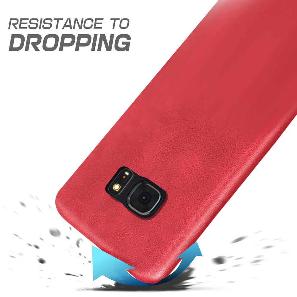 Hartschalen-Handyhülle mit Kunstleder-Außenseite in Schwarz, Braun oder Rot.