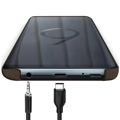 Hartschalen-Handyhülle mit Kunstleder-Außenseite in Schwarz, Braun oder Rot.