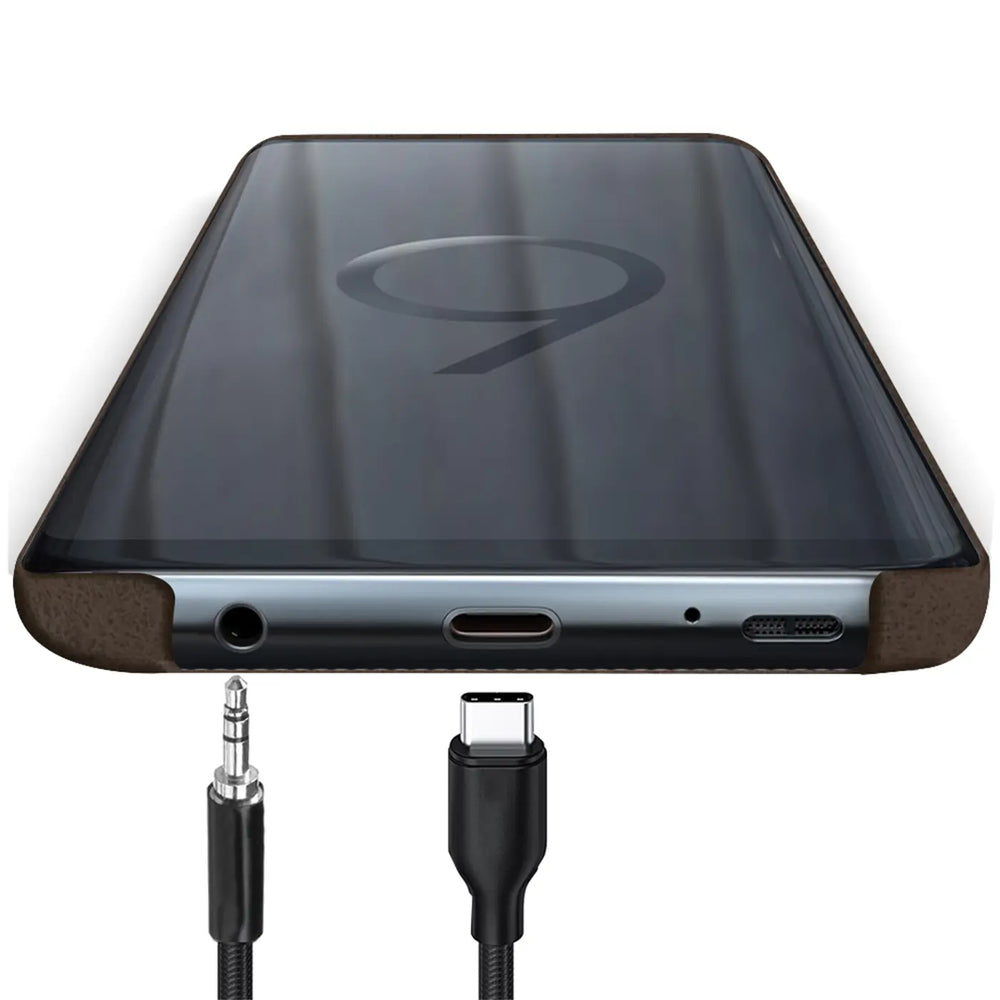 Hartschalen-Handyhülle mit Kunstleder-Außenseite in Schwarz, Braun oder Rot.