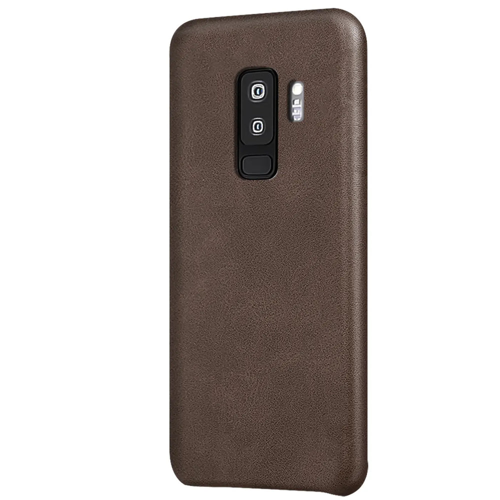 Hartschalen-Handyhülle mit Kunstleder-Außenseite in Schwarz, Braun oder Rot.