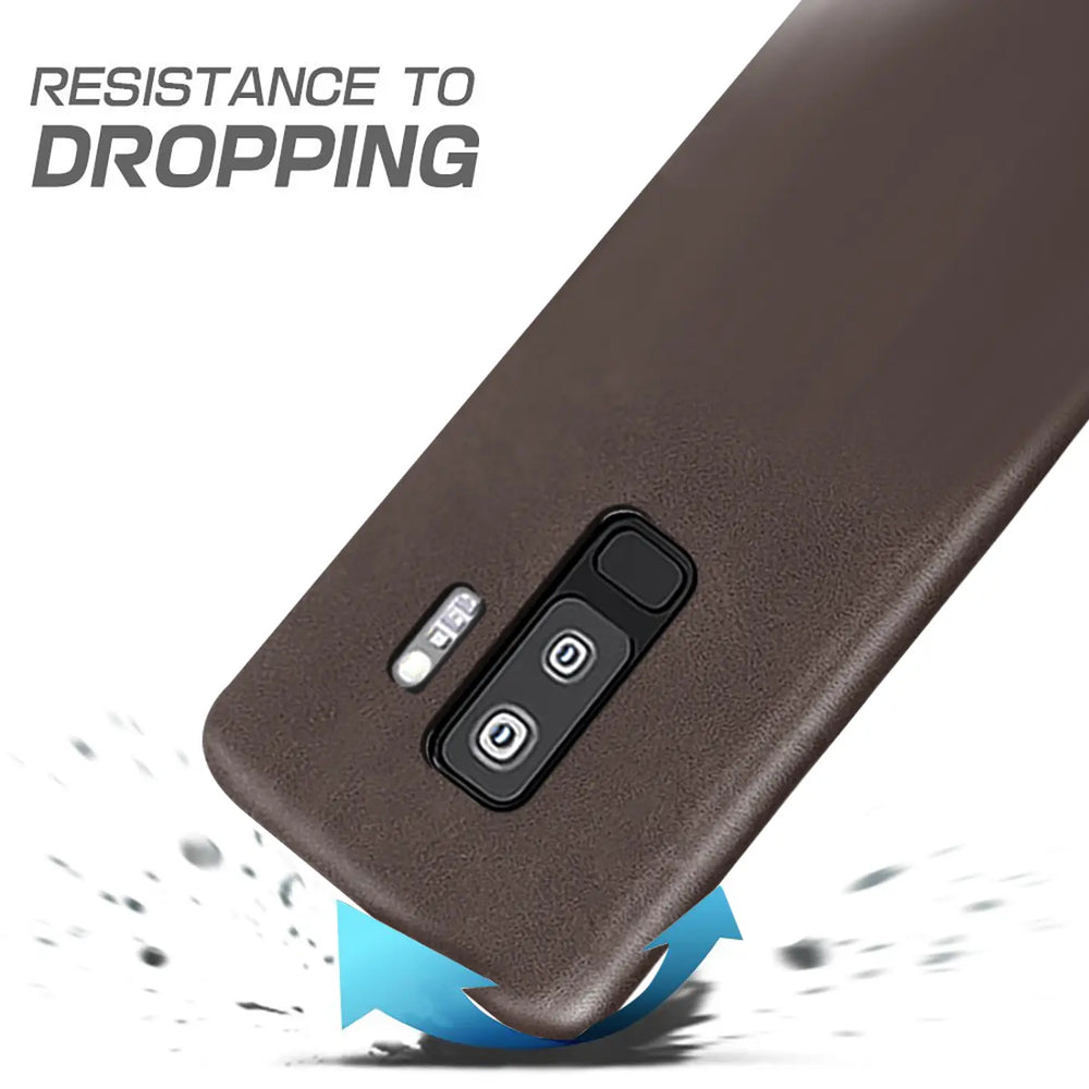 Hartschalen-Handyhülle mit Kunstleder-Außenseite in Schwarz, Braun oder Rot.